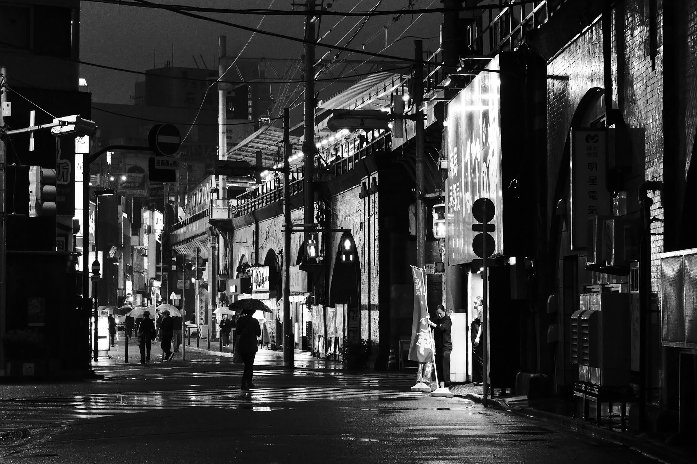 雨は続き 夜は始まる